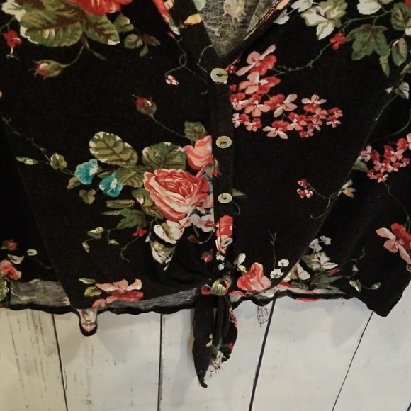 Urban Episode Black Floral Button Down Tie Blouse! - Picture 3 of 6